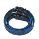 Nahaufnahme von drei ineinander verschlungenen Hundehalsbändern mit einem blauen und schwarzen gewebten Design, braunen Lederelementen und Metallschnallen.