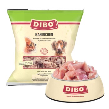 DIBO Kaninchen Haustierfutterpaket mit einer Schüssel rohem Kaninchenfleisch, gekennzeichnet als geeignet für Hunde und Katzen, mit einem Katzenbild auf der Tasche.