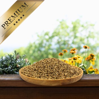 Eine Holzschüssel mit Haustierfutter auf einer Holzoberfläche, umgeben von grünen Pflanzen und Blumen, mit einem goldenen "PREMIUM"-Abzeichen.