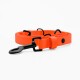 Helle orangefarbene Hundeleine mit schwarzem Zubehör und verstellbaren Clips, vor einem weißen Hintergrund präsentiert.