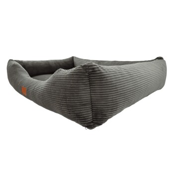 Graues gestreiftes Haustierbett mit plüschigem Design und einem kleinen Lederetikett, schräger Blick, der die weichen Kanten und das gemütliche Innere zeigt.