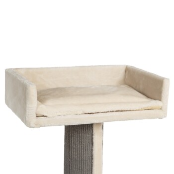 Ein gemütlicher, cremefarbener Katzenplatz mit einem weichen, plüschigen Kissen und erhöhten Seiten, montiert auf einem strukturierten grauen Kratzbaum.