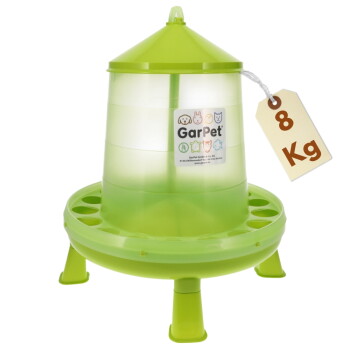 Grüner Kunststoff-Hühnerfutterspender mit Kegeldeckel, rundem Trog und Füßen, Beschriftung „GarPet“ und Hängeetikett mit Angabe „8 Kg“.