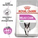 Sac de nourriture pour chien Royal Canin Relax Care Mini avec un Boston Terrier en train de courir, avec du texte mettant en avant la nutrition de soin et l'adaptation aux changements.