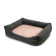 Graues Haustierbett mit einem weichen rosa Kisseninneren, mit erhöhten Seiten für Komfort und einem kleinen braunen Etikett an der Seite.
