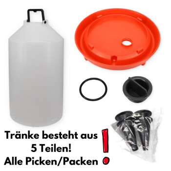 Ersatzteile der Hühnertränke: weiße Flasche, rote Basis, schwarzer Verschluss, Gummidichtring und Erdanker; Text 'Tränke besteht aus 5 Teilen!'