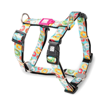 Buntes Hundegeschirr mit Donut-Muster und schwarzer Schnalle, beschriftet mit „Moshi Moshi“ auf weißem Hintergrund.
