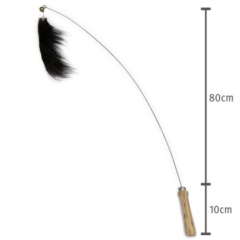 Katze Spielzeug mit einem schwarzen Fellanhang, 80 cm lang und 10 cm breit am Griff, mit einem Holzgriff.