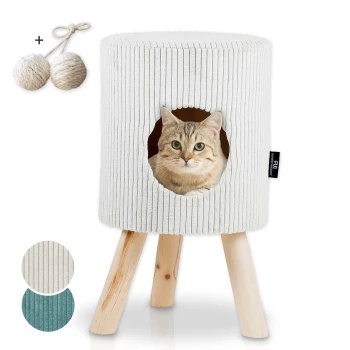 Ein gemütliches weiß gestreiftes Katzenhaus mit einem runden Eingang und einer getigerten Katze, die herausspäht, plus zwei Naturseilbälle und Farboptionen.
