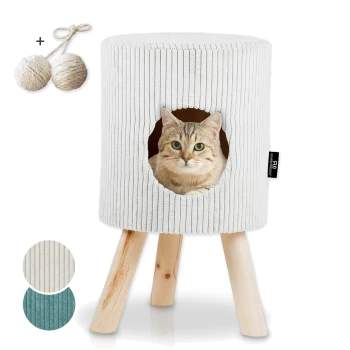 Ein gemütliches weiß gestreiftes Katzenhaus mit einem runden Eingang und einer getigerten Katze, die herausspäht, plus zwei Naturseilbälle und Farboptionen.