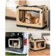 Eine beigefarbene Haustierbox mit Netzfenstern, in der ein entspannter Hund zu sehen ist, dargestellt in drei Umgebungen: Wohnzimmer, Auto und neben einem Bett.