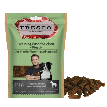 Sac d'aliments pour chiens FRESCO étiqueté « Trainingsknöchelchen - Pferd - Der Martin Rütter Trainingssnack » avec photo d'un homme et d'un chien et tas de friandises.