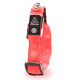 Ein leuchtend rotes Hundehalsband mit einem schwarzen Logo-Patch und einem Symbol für den Einschaltknopf, das für Sichtbarkeit und Sicherheit konzipiert ist.
