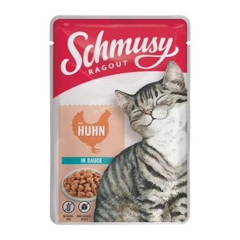 Ragout Nassfutter Katze Adult in Sauce Huhn 22x100 g Schmusy Ragout Katzenfuttertüte mit einer glücklichen getigerten Katze, mit dem Text "mit Huhn" und "in Sauce", das getreidefrei und ohne Zuckerzusatz hervorhebt.