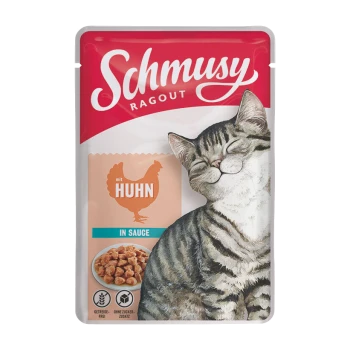Torebka karmy dla kotów Schmusy Ragout z wesołym kotem tabby, z tekstem "mit Huhn" i "in Sauce," podkreślającym brak zbóż i brak dodatku cukru.