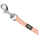 Nahaufnahme einer pinken Haustierleine mit einem silbernen Metallclip und einem schwarzen "AniOne"-Logoanhänger.