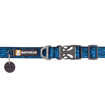 Blau gemustertes Hundehalsband mit einer schwarzen Schnalle und einem Anhänger mit dem "RUFFWEAR"-Logo.