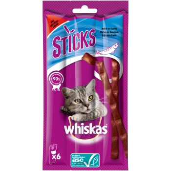 Sticks 14x6 Stück Lachs Die Verpackung von Whiskas Sticks Katzenleckerlis zeigt eine graue Katze mit gelben Augen, mit drei Leckerli-Sticks und dem Text "90% Fisch."