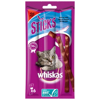 Die Verpackung von Whiskas Sticks Katzenleckerlis zeigt eine graue Katze mit gelben Augen, mit drei Leckerli-Sticks und dem Text "90% Fisch."