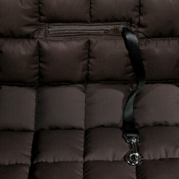 Nahaufnahme eines dunkelbraunen Haustierbettes mit einer Reißverschlusstasche und einem schwarzen Riemen mit einem Metallclip zur Sicherung von Haustieren.