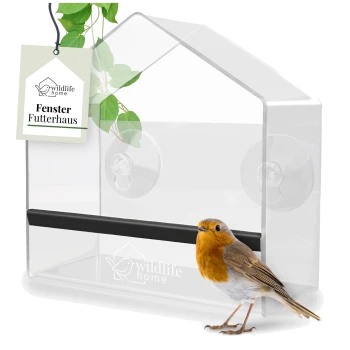 Klarer Vogelfutterspender mit einem Saugnapfdesign, mit einem kleinen Rotkehlchen, das in der Nähe sitzt, und einem Etikett, das "Fenster Futterhaus" liest.