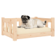 Ein Mops, der auf einem gemütlichen, hölzernen Haustierbett mit einem cremefarbenen Kissen entspannt, das ein komfortables und stilvolles Design zeigt.