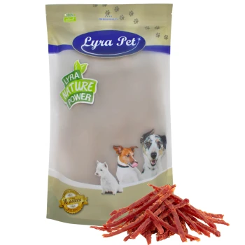 Entenbrustabschnitte 1 kg Verpackung von Lyra Pet Hundeleckerlis mit einer klaren Tüte und einem Logo, "Lyra Nature Power," und Bildern eines Hundes und einer Katze. Ein Haufen Jerky-Leckerlis liegt davor.