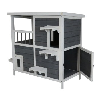 Zweistöckiges grau-weißes Holz-Katzenhaus/Katzen-Cond o mit Balkon, drei Außenperchen, kleinem Katzenloch und geöffneter Seitentür.
