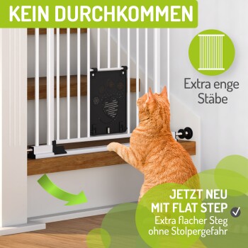 Eine Katze steht neben einem weißen Haustierzaun mit schmalen Stäben und einer flachen Stufe. Der Text sagt "KEIN DURCHKOMMEN" und "JETZT NEU MIT FLAT STEP."