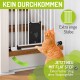 Eine Katze steht neben einem weißen Haustierzaun mit schmalen Stäben und einer flachen Stufe. Der Text sagt "KEIN DURCHKOMMEN" und "JETZT NEU MIT FLAT STEP."
