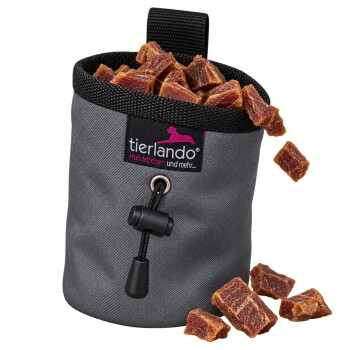 Eine graue Haustierfutterlagerungstasche, gefüllt mit Trockenfutter, mit einem Kordelzugverschluss und einem pinken Logo, das "tierlando Hunde betten und mehr" liest.