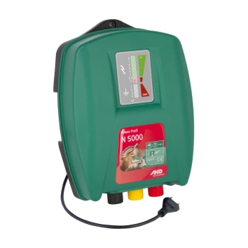 Grüner elektrischer Zaunenergizer mit der Bezeichnung 'Power Profi N 5000', ausgestattet mit Anzeigeleuchten und Anschlussports für die Tierhaltung.