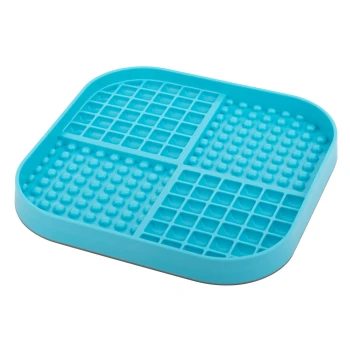 Eine leuchtend blaue Futtermatte für Haustiere mit vier Abschnitten: zwei mit erhöhten Punkten und zwei mit Rautenmuster, entworfen, um Verschüttungen aufzufangen.