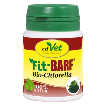 Behälter von cdVet Fit-BARF Bio-Chlorella mit einem grünen Deckel, gelbem und rotem Etikett sowie einem 100% natürlichen Anspruch.