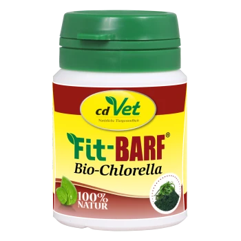 Behälter von cdVet Fit-BARF Bio-Chlorella mit einem grünen Deckel, gelbem und rotem Etikett sowie einem 100% natürlichen Anspruch.