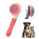 Eine rosa Haustierpflegebürste mit einem strukturierten Griff, mit einem doppelseitigen Design zum Entfernen von losem Fell, neben einem Hund und einer Katze.