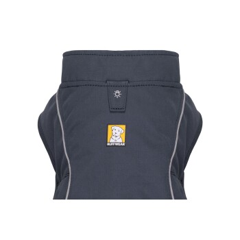 Eine Nahaufnahme einer dunkelgrauen Hundejacke mit einem Ruffwear-Logo und einer Hundillustration, die den strapazierfähigen Stoff und das Design hervorhebt.