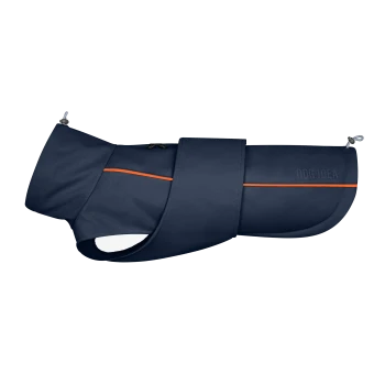 Ein marineblauer Hundemantel mit einem orangefarbenen Streifen, mit einem sicheren Riemen und einer Reißverschlusstasche, beschriftet mit "DOG IDEA."