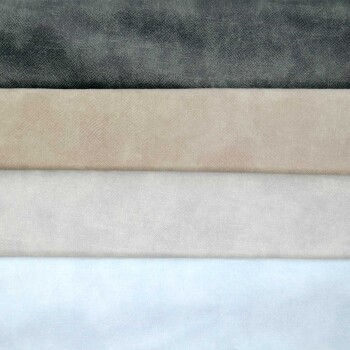 Fünf horizontale Stoffmuster in Dunkelgrau, Beige, Hellgrau/Offwhite, Creme und Hellblau (Materialproben für Haustierbetten).