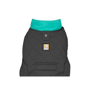 Eine schwarze Hundejacke mit einem türkisfarbenen Kragen, mit einem diamantgequilten Muster und einem Ruffwear-Logo-Patch auf der Vorderseite.
