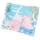 Bandana colorée pour animaux avec un motif de feuilles tropicales et de coquillages sur fond bleu clair, avec des bords cousus.