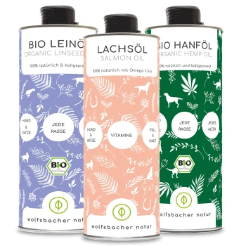 Drei Flaschen Tieröle: Bio-Leinöl (blau), Lachsöl (rosa) und Bio-Hanföl (grün), beschriftet für Hunde und Katzen.