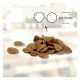 Haufen brauner, dreieckiger Trockenfutterkroketten mit gezeichneten Formen und einem Pfeil, der die Größe "9,5–12 mm" anzeigt.