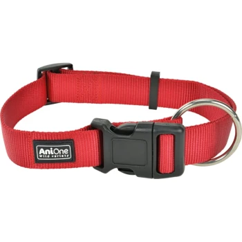 Rotes Haustierhalsband mit schwarzem Schnallenverschluss und Metall-D-Ring, mit einem AniOne-Logoanhänger, der 'AniOne Wild Variety' liest.