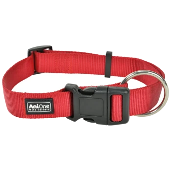 Rotes Haustierhalsband mit schwarzem Schnallenverschluss und Metall-D-Ring, mit einem AniOne-Logoanhänger, der 'AniOne Wild Variety' liest.