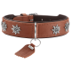 Braunes Lederhalsband mit silbernen Edelweiß-Nieten, zentralem D-Ring und hängendem Lederanhänger mit der Aufschrift "HUNTER".