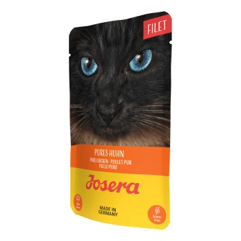 Nahaufnahme des Gesichts einer schwarzen Katze mit blauen Augen auf einer Katzenfutterverpackung, die "FILET", "PURES HUNN" und "Josera", "MADE IN GERMANY" beschriftet.