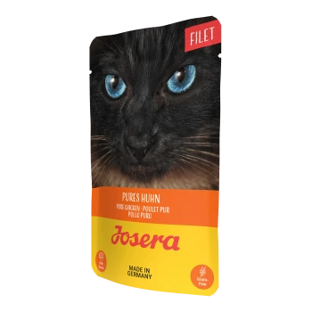 Nahaufnahme des Gesichts einer schwarzen Katze mit blauen Augen auf einer Katzenfutterverpackung, die "FILET", "PURES HUNN" und "Josera", "MADE IN GERMANY" beschriftet.