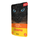 Nahaufnahme des Gesichts einer schwarzen Katze mit blauen Augen auf einer Katzenfutterverpackung, die "FILET", "PURES HUNN" und "Josera", "MADE IN GERMANY" beschriftet.