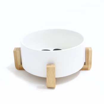 Futternapf Weißer Haustierfutternapf mit einem Bambusständer, der ein minimalistisches Design und eine glatte Oberfläche aufweist.
